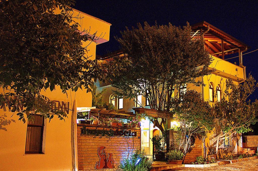 Happydocia Bed and Breakfast Göreme Exteriör bild